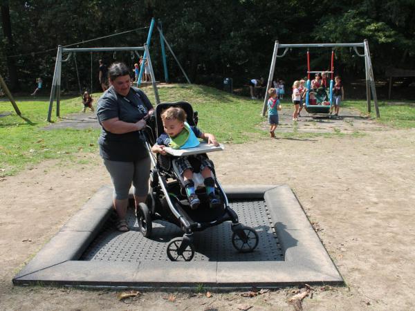 Nieuwe inclusieve speeltoestellen: alle kinderen spelen samen