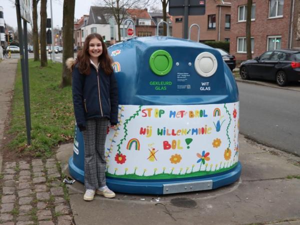 Kindertekening op glasbollen om omgeving netjes te houden