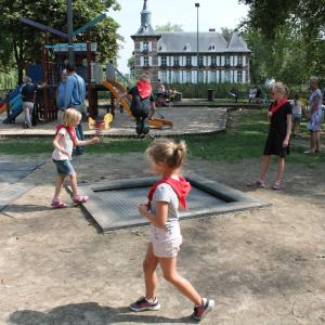 Nieuwe inclusieve speeltoestellen: alle kinderen spelen samen