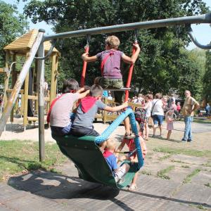 Nieuwe inclusieve speeltoestellen: alle kinderen spelen samen