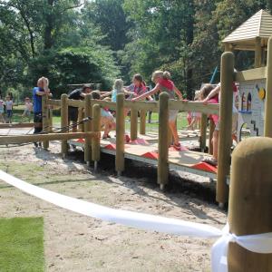 Nieuwe inclusieve speeltoestellen: alle kinderen spelen samen