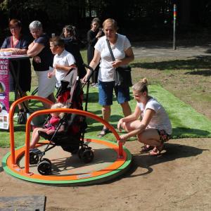 Nieuwe inclusieve speeltoestellen: alle kinderen spelen samen