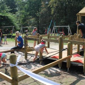 Nieuwe inclusieve speeltoestellen: alle kinderen spelen samen