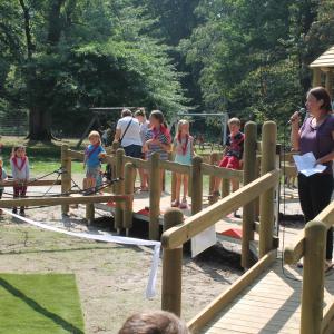 Nieuwe inclusieve speeltoestellen: alle kinderen spelen samen