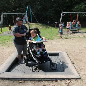Nieuwe inclusieve speeltoestellen: alle kinderen spelen samen